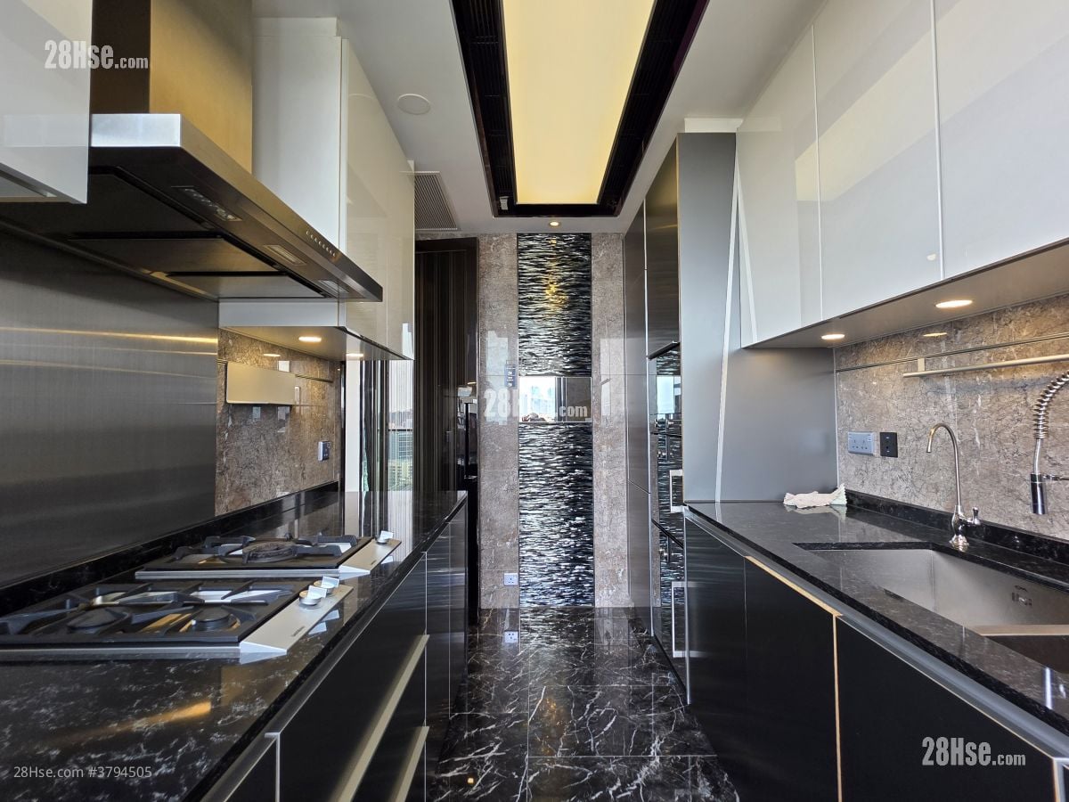 Ultima Sell 902 ft²