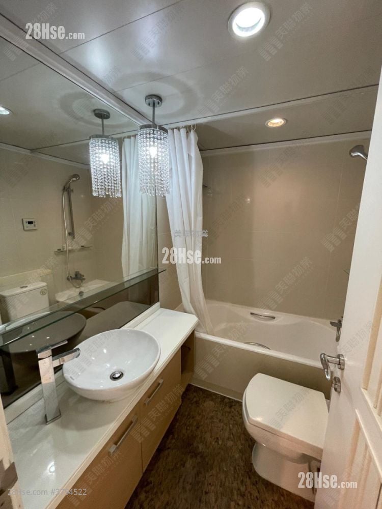 bathroom: Seasons Monarch Sell 4 Bedrooms , 2 Bathrooms 930 ft²