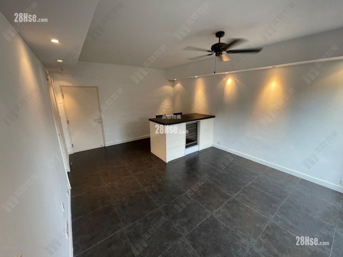 living room: Seasons Monarch Sell 4 Bedrooms , 2 Bathrooms 930 ft²