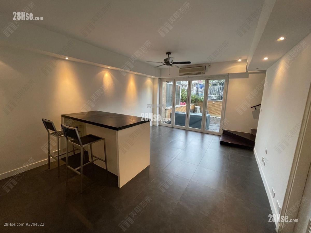 living room: Seasons Monarch Sell 4 Bedrooms , 2 Bathrooms 930 ft²