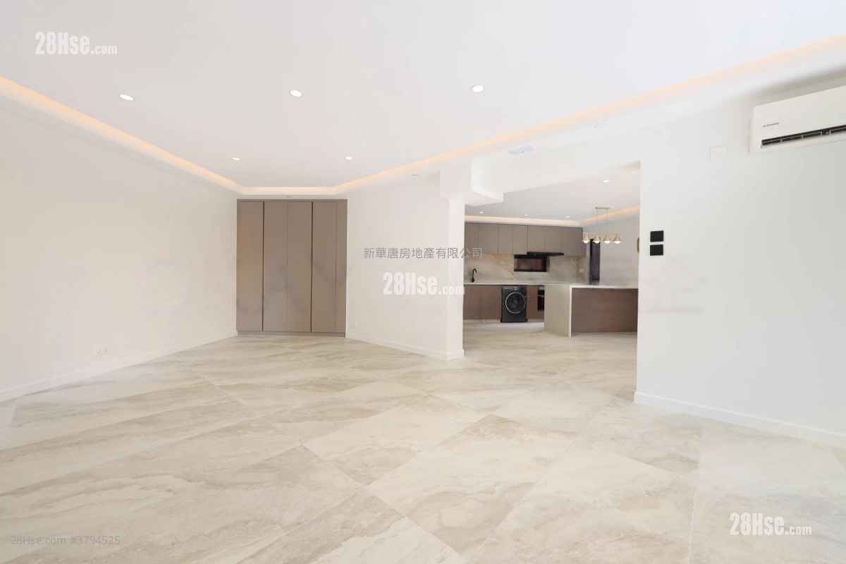 Albron Court Rental 3 Bedrooms , 2 Bathrooms 1,367 ft²