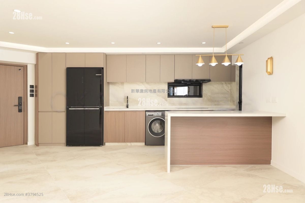 Albron Court Rental 3 Bedrooms , 2 Bathrooms 1,367 ft²