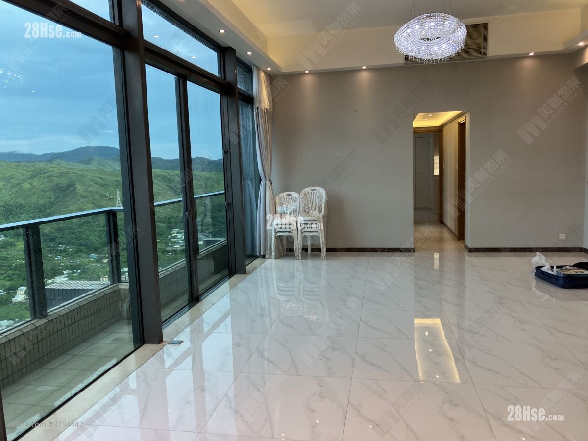 living room: Yoho Midtown Rental 4 Bedrooms , 2 Bathrooms 1,231 ft²