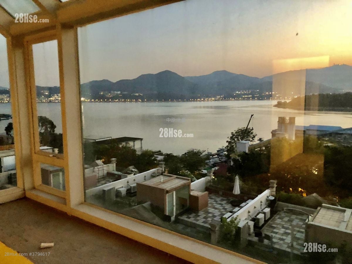 The Beverly Hills Sell 5+ Bedrooms , 3 Bathrooms 1,606 ft²