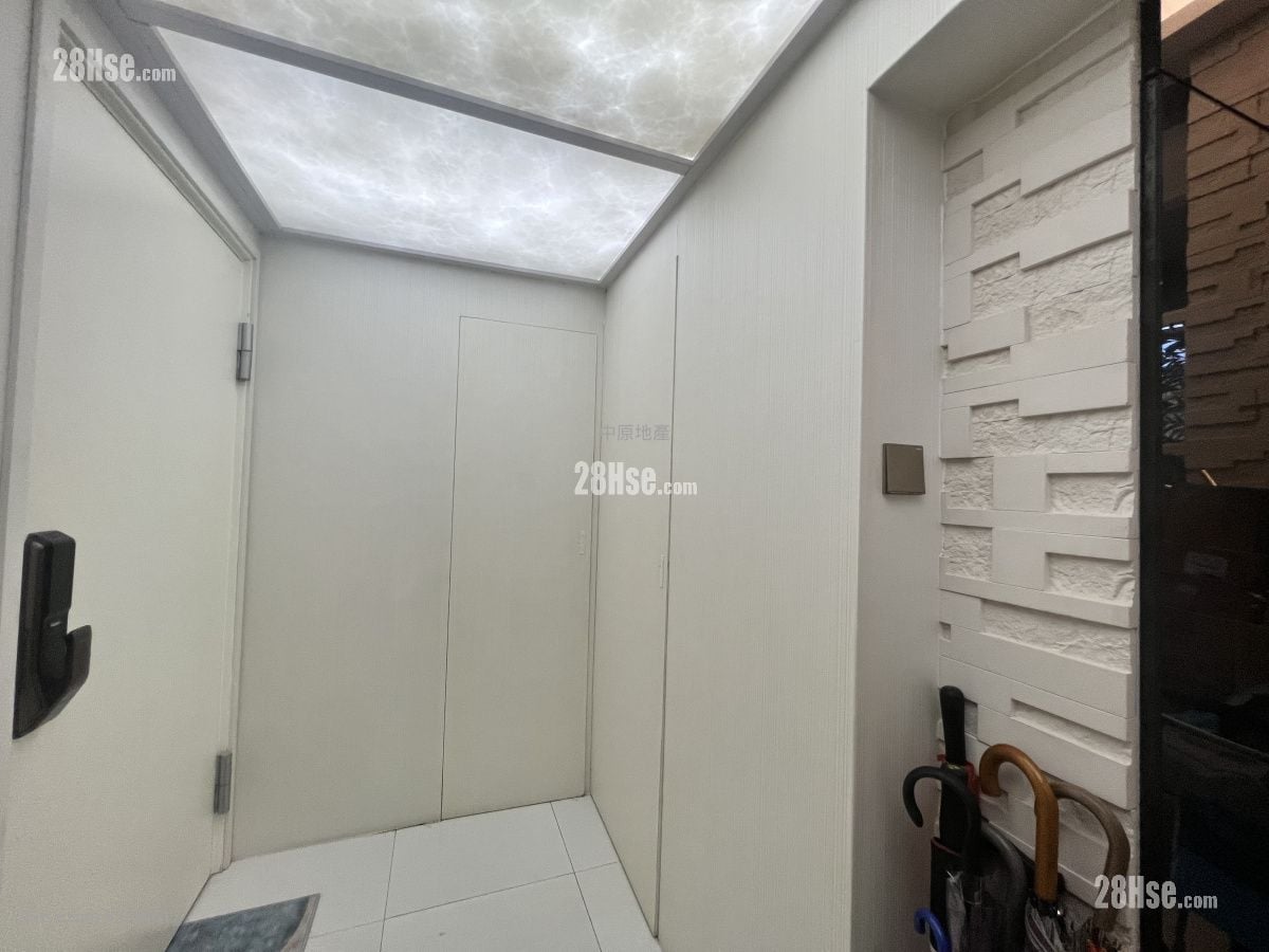 The Beverly Hills Sell 5+ Bedrooms , 3 Bathrooms 1,606 ft²