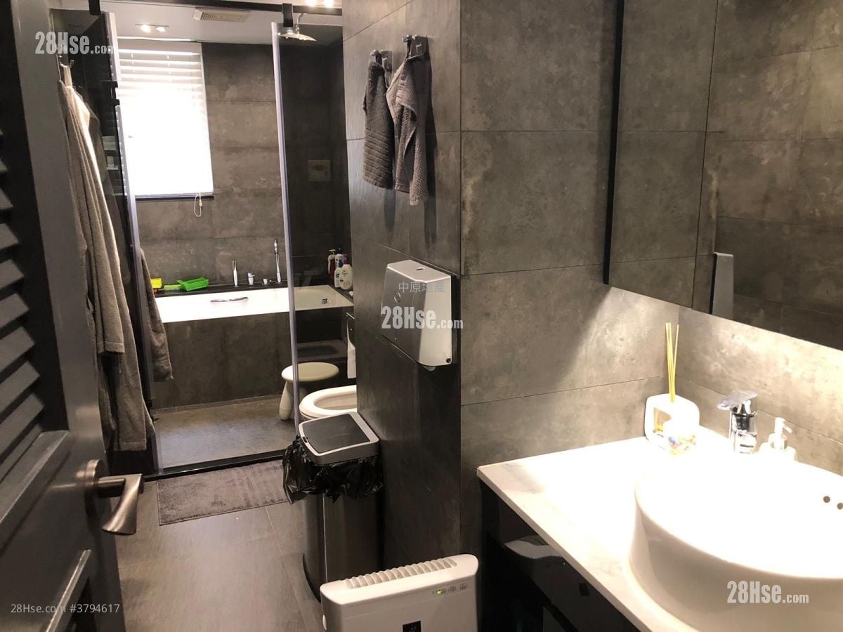 The Beverly Hills Sell 5+ Bedrooms , 3 Bathrooms 1,606 ft²