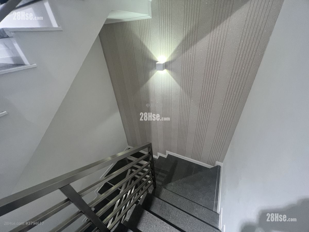 The Beverly Hills Sell 5+ Bedrooms , 3 Bathrooms 1,606 ft²