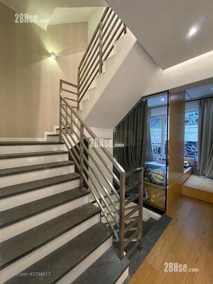 The Beverly Hills Sell 5+ Bedrooms , 3 Bathrooms 1,606 ft²