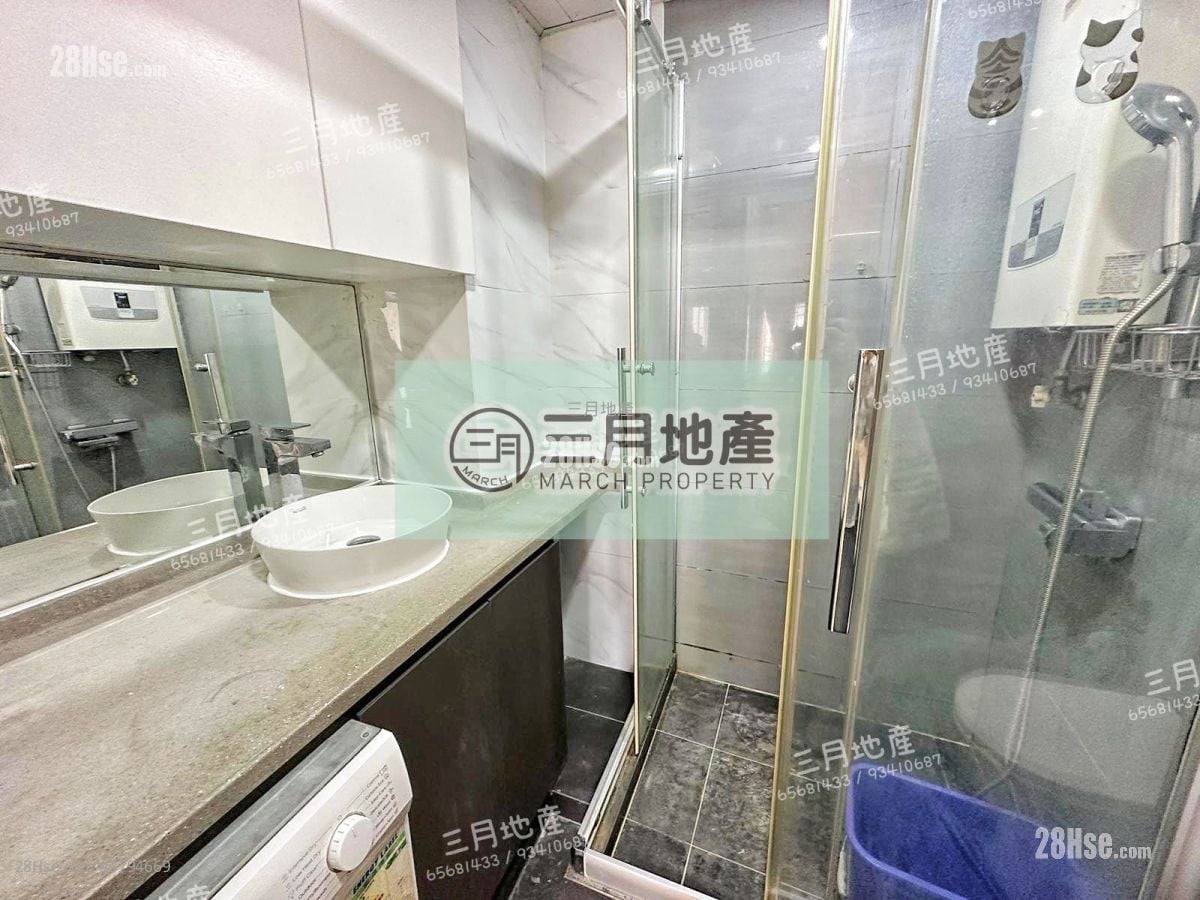 浴室: 鸿威大厦 售盘 2 房 , 1 浴室 306 平方尺