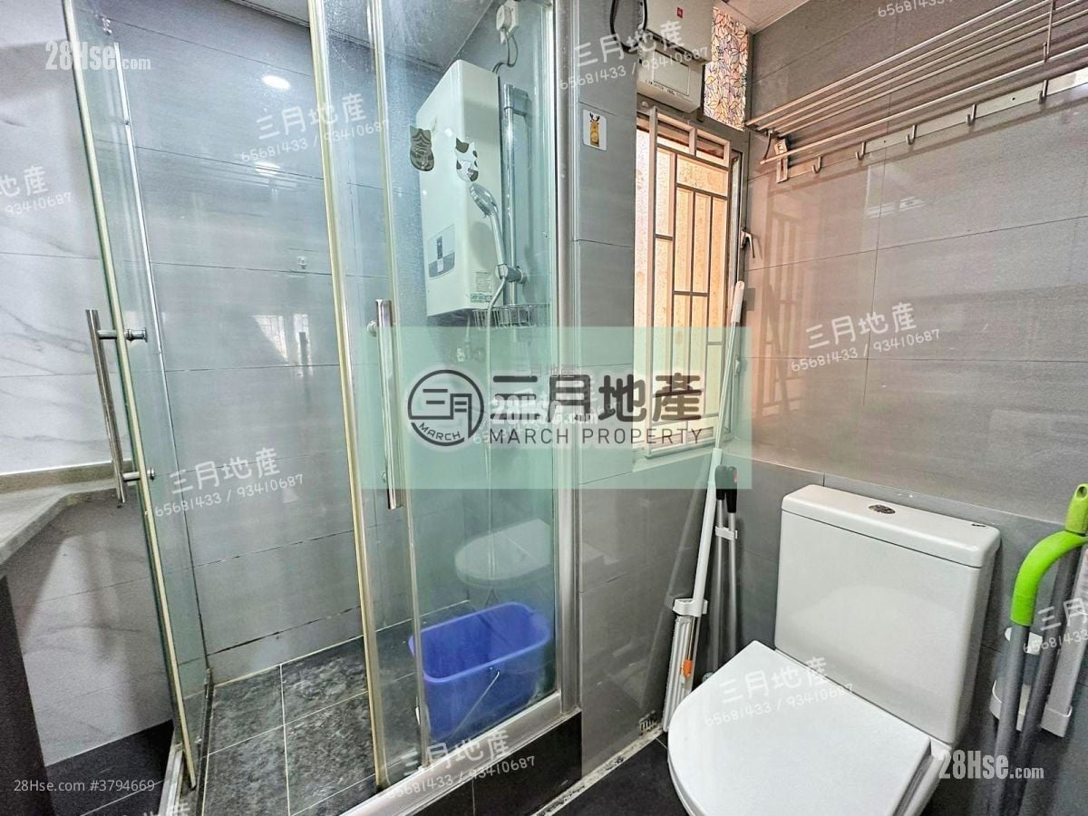 浴室: 鸿威大厦 售盘 2 房 , 1 浴室 306 平方尺