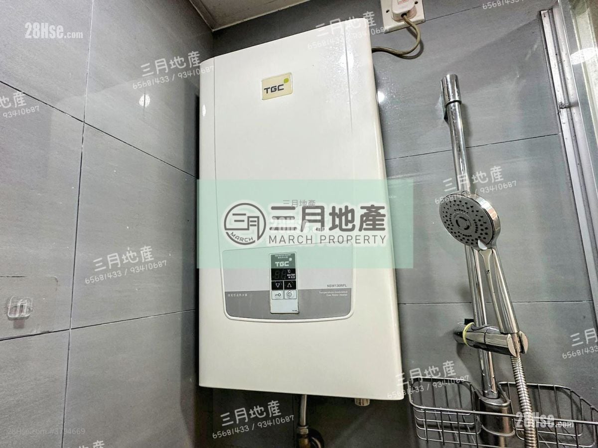 浴室: 鸿威大厦 售盘 2 房 , 1 浴室 306 平方尺