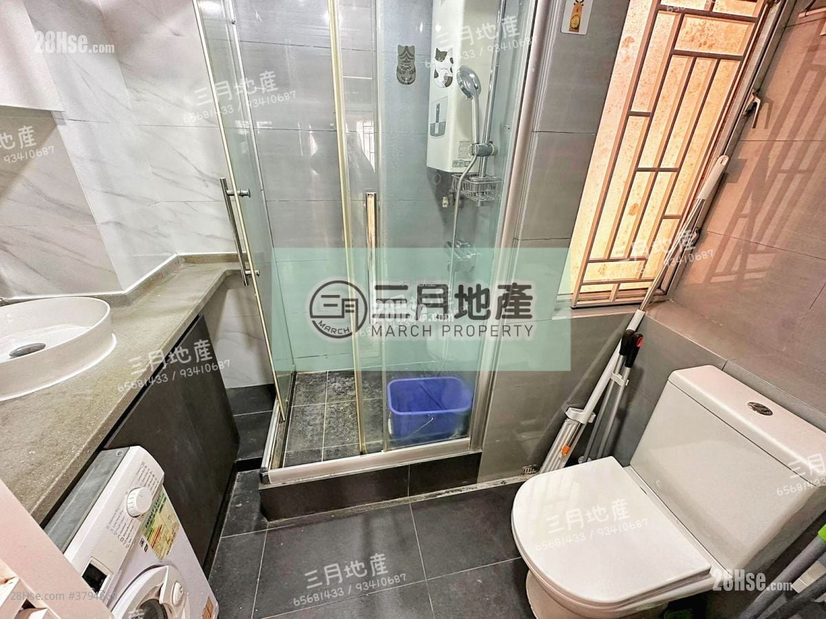 浴室: 鸿威大厦 售盘 2 房 , 1 浴室 306 平方尺