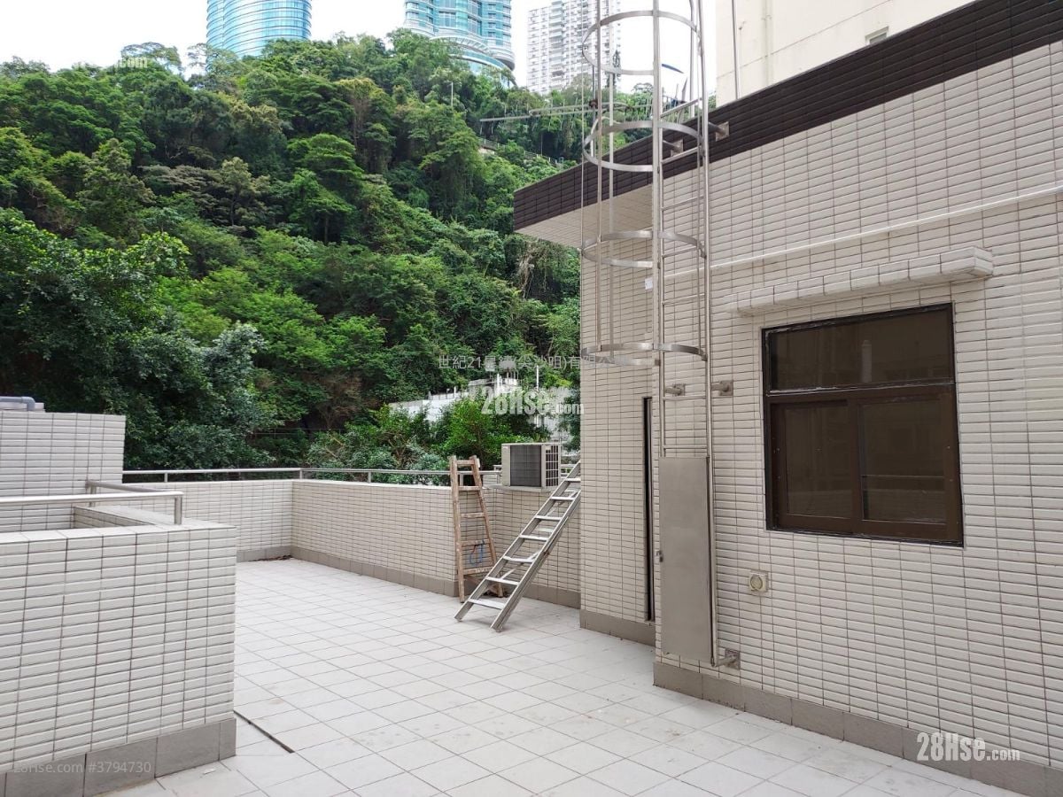 28-30 Village Road Sell 3 Bedrooms , 2 Bathrooms 811 ft²