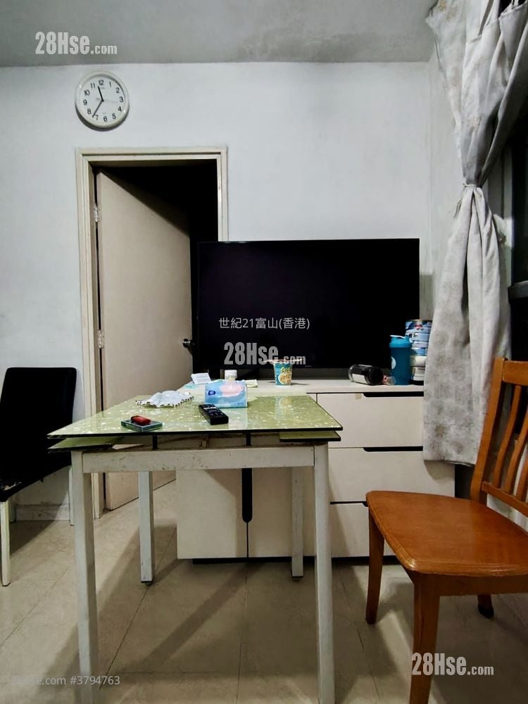 Fung Lai Court Sell 2 Bedrooms , 1 Bathroom 407 ft²