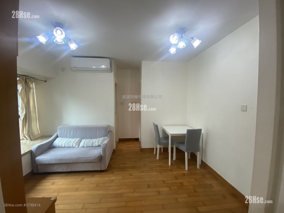 living room: Queen's Terrace Rental 2 Bedrooms , 1 Bathroom 322 ft²