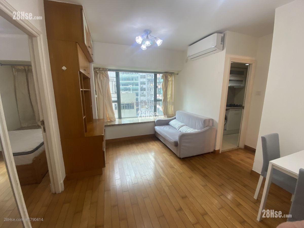 living room: Queen's Terrace Rental 2 Bedrooms , 1 Bathroom 322 ft²