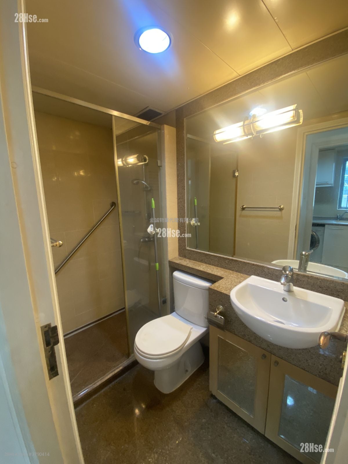 bathroom: Queen's Terrace Rental 2 Bedrooms , 1 Bathroom 322 ft²