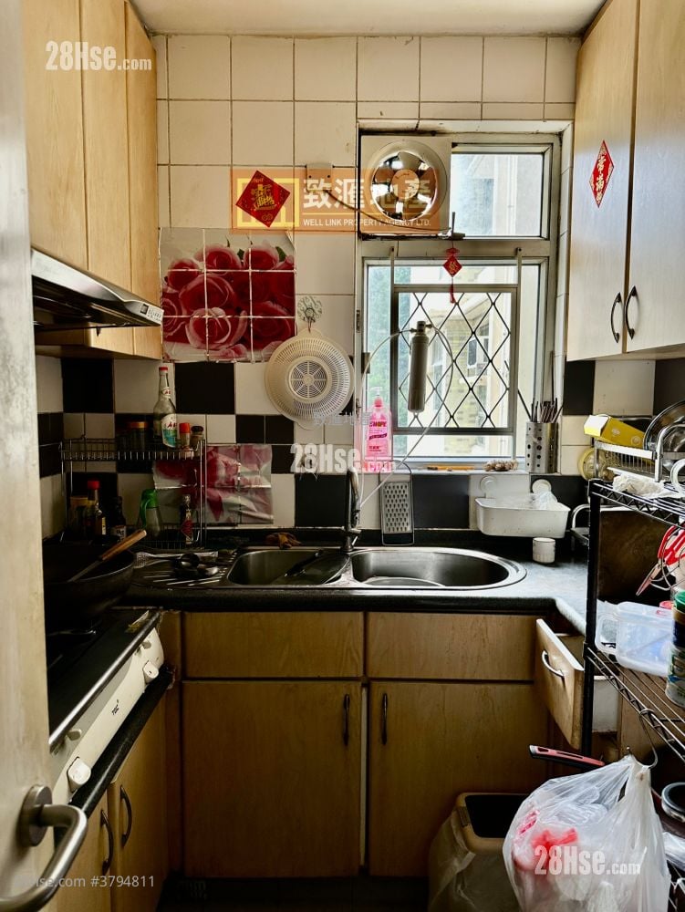 Ning Fung Court Sell 3 Bedrooms 650 ft²