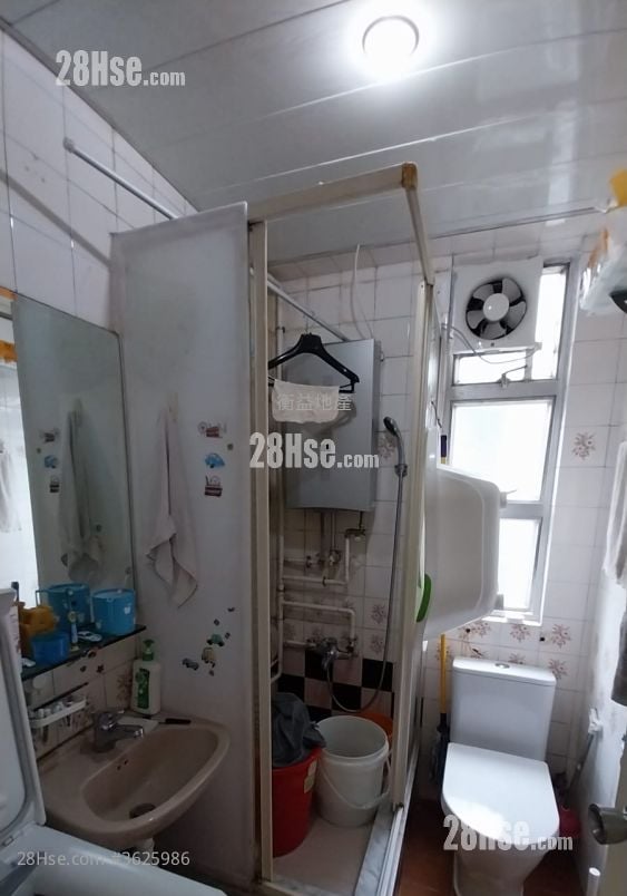 Wah Po Building Sell 2 Bedrooms , 1 Bathroom 305 ft²