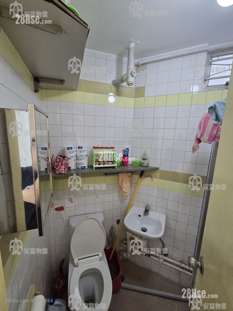Tak Nga Court Sell 2 Bedrooms , 1 Bathroom 443 ft²