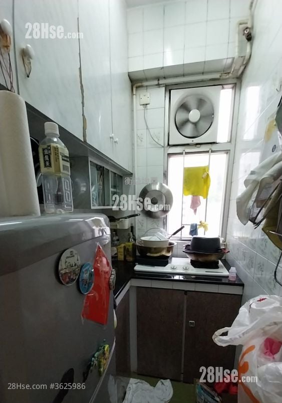 Wah Po Building Sell 2 Bedrooms , 1 Bathroom 305 ft²