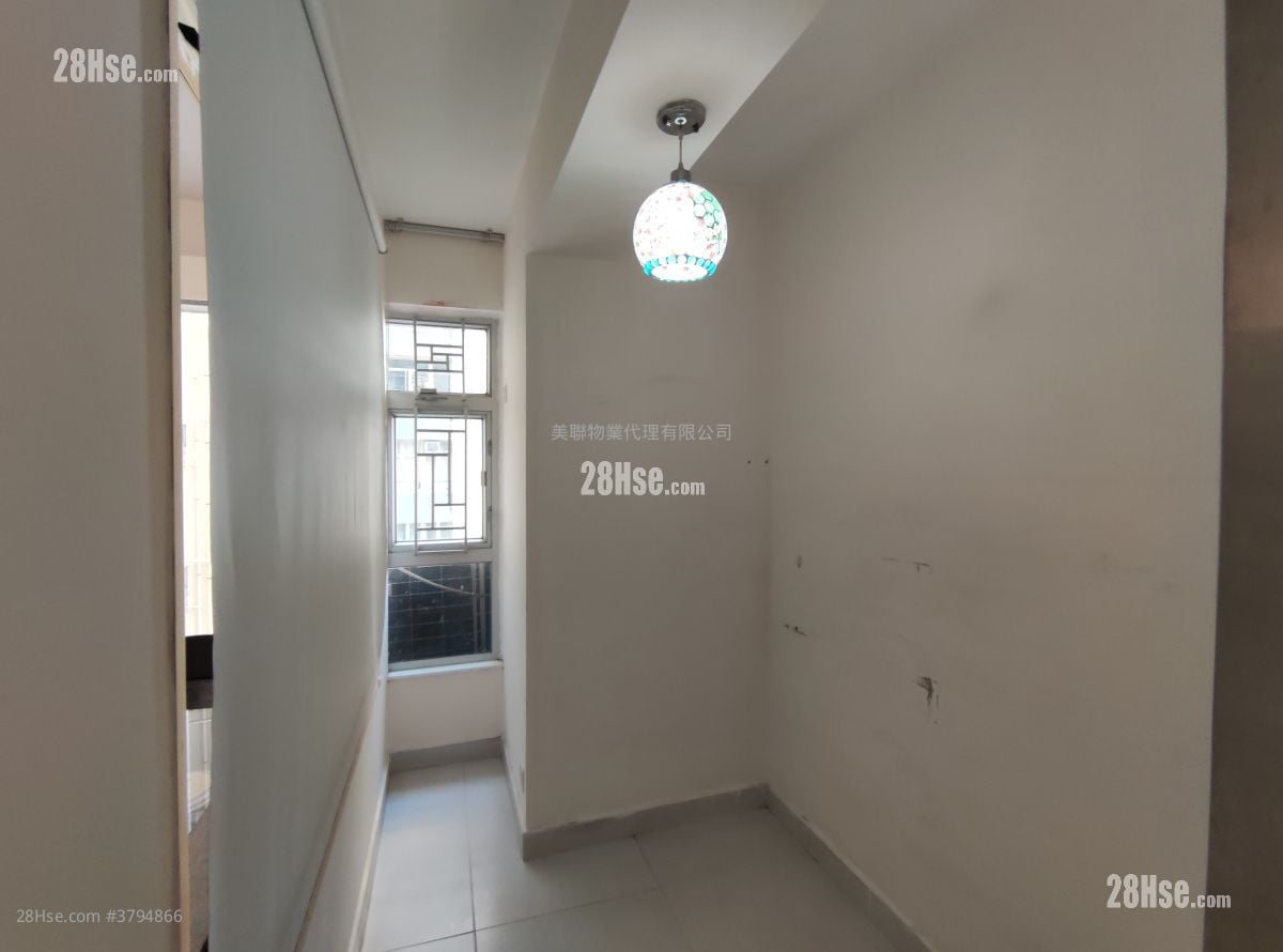 Mei Foo Sun Chuen Sell 2 Bedrooms , 2 Bathrooms 602 ft²