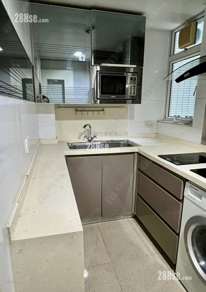 首都 租盘 4 房 , 2 浴室 840 平方尺