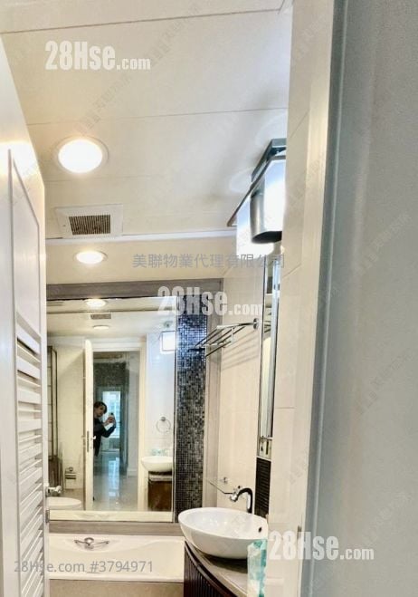 首都 租盘 4 房 , 2 浴室 840 平方尺