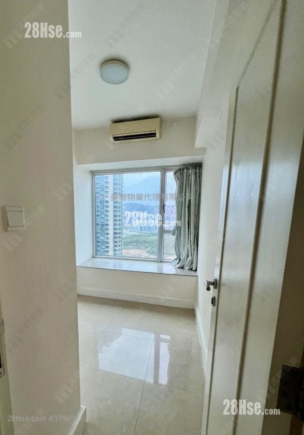 首都 租盘 4 房 , 2 浴室 840 平方尺