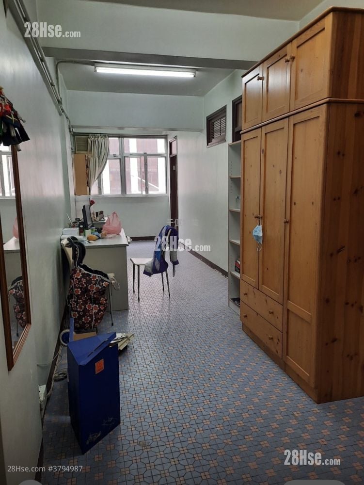 Lung Mong Building Sell 3 Bedrooms , 1 Bathroom 601 ft²
