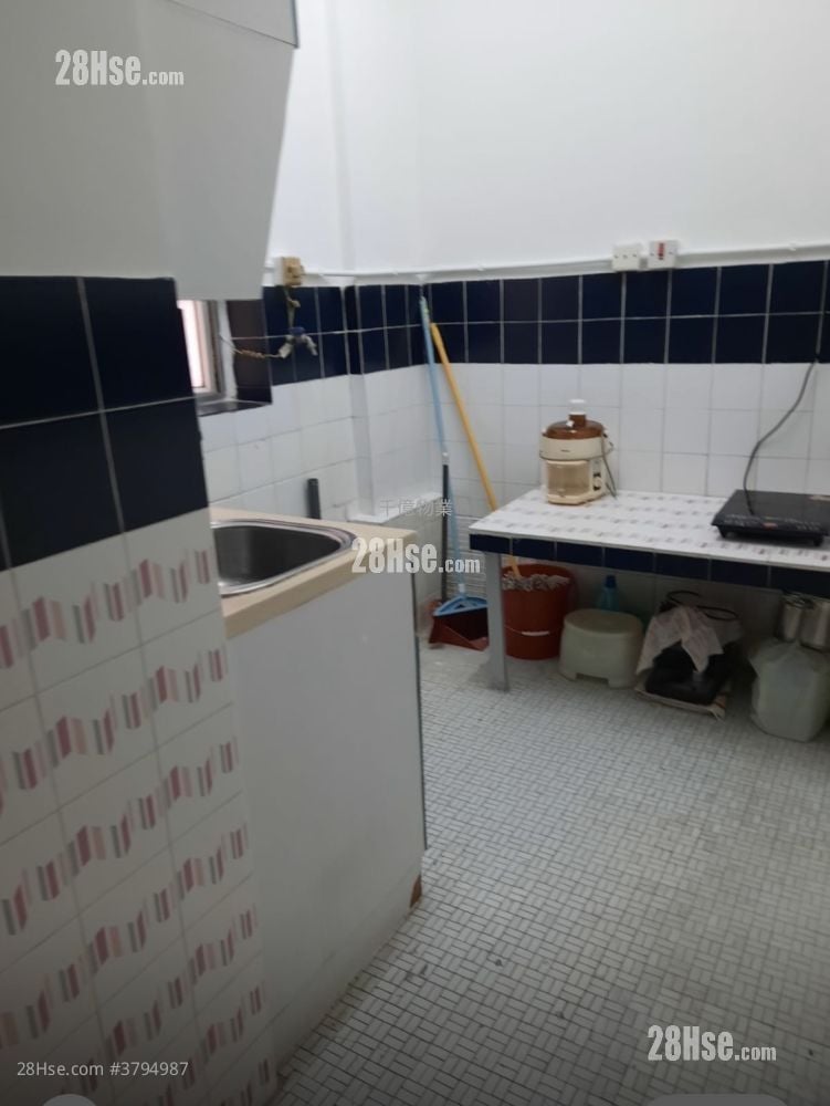 Lung Mong Building Sell 3 Bedrooms , 1 Bathroom 601 ft²