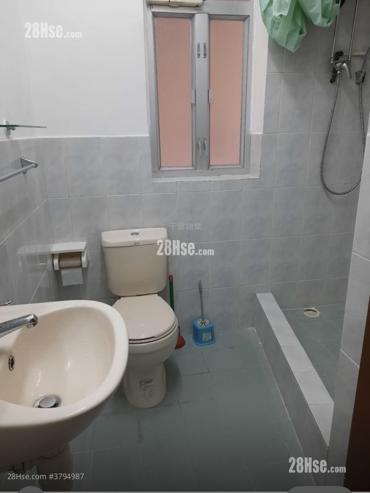 Lung Mong Building Sell 3 Bedrooms , 1 Bathroom 601 ft²