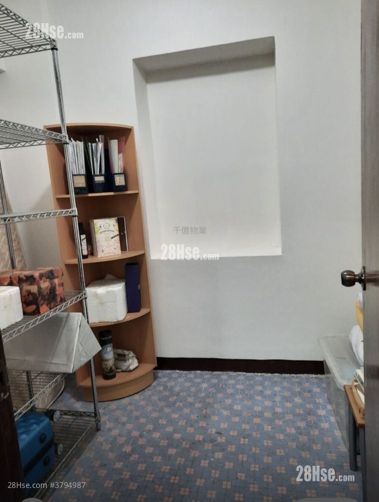 Lung Mong Building Sell 3 Bedrooms , 1 Bathroom 601 ft²