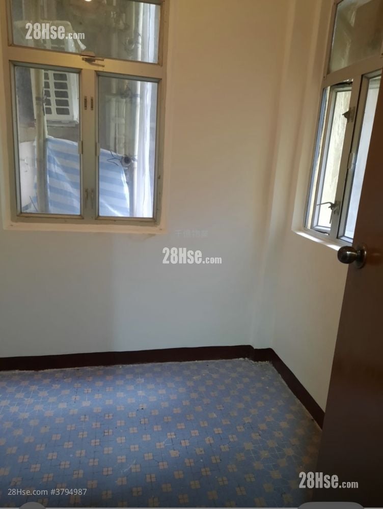 Lung Mong Building Sell 3 Bedrooms , 1 Bathroom 601 ft²