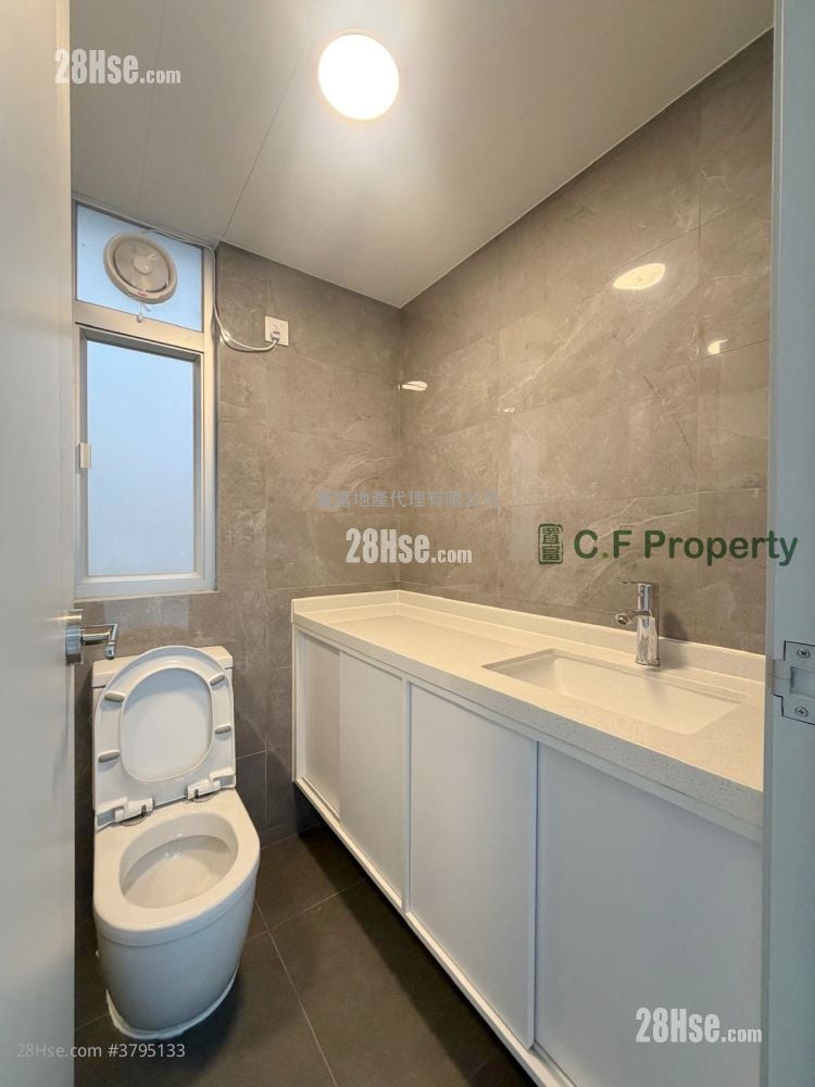 Hip Tak Building Sell 3 Bedrooms , 1 Bathroom 499 ft²