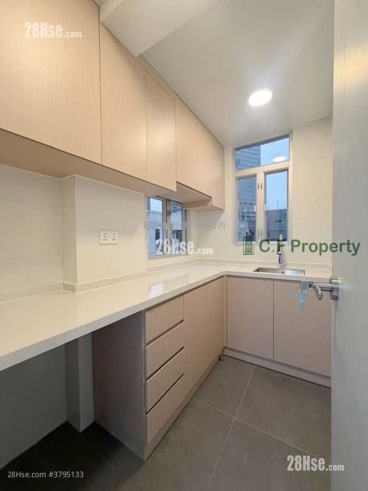 Hip Tak Building Sell 3 Bedrooms , 1 Bathroom 499 ft²