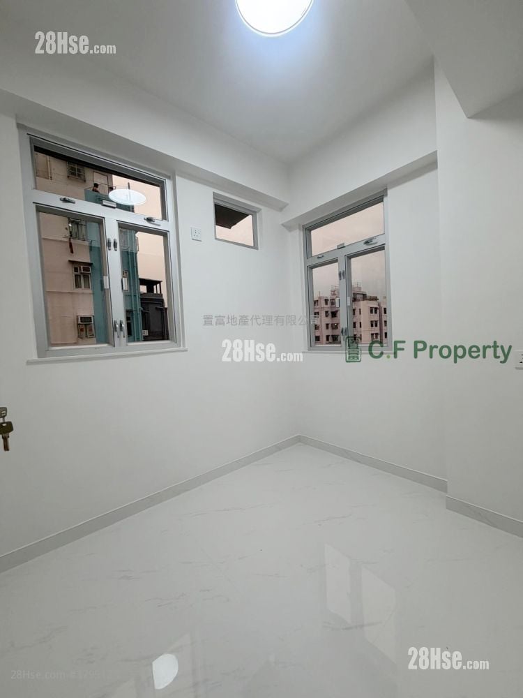 Hip Tak Building Sell 3 Bedrooms , 1 Bathroom 499 ft²