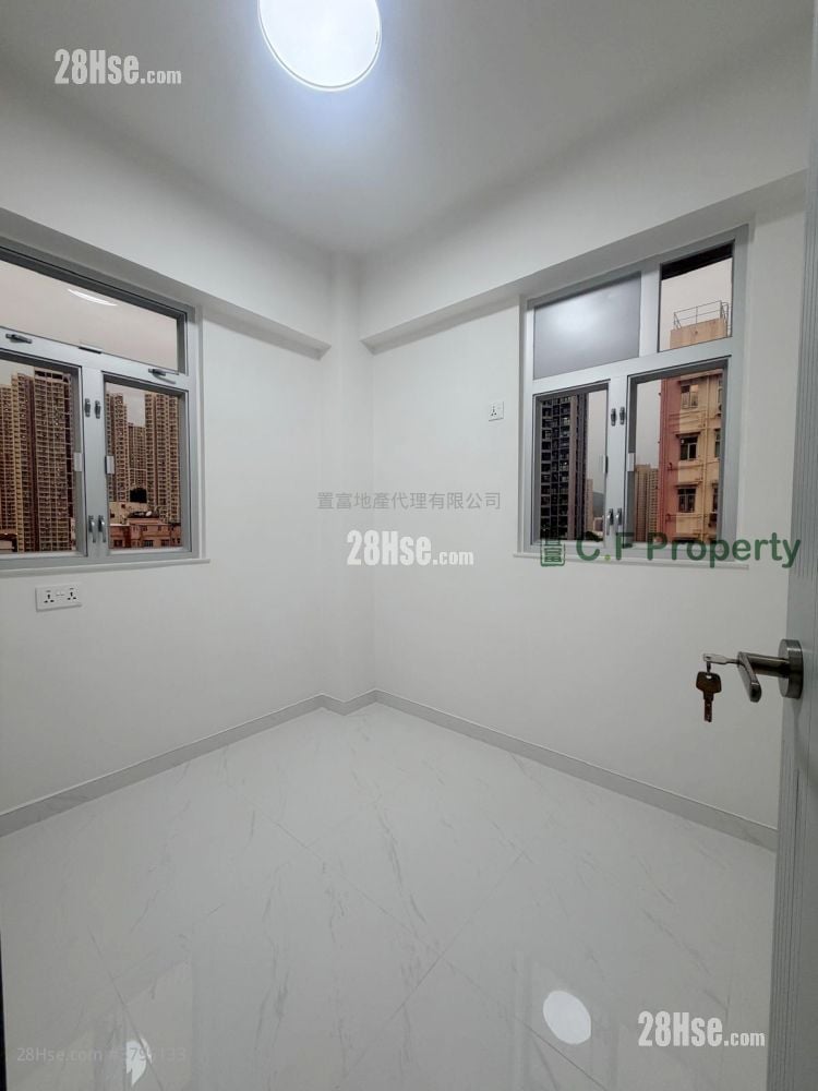 Hip Tak Building Sell 3 Bedrooms , 1 Bathroom 499 ft²