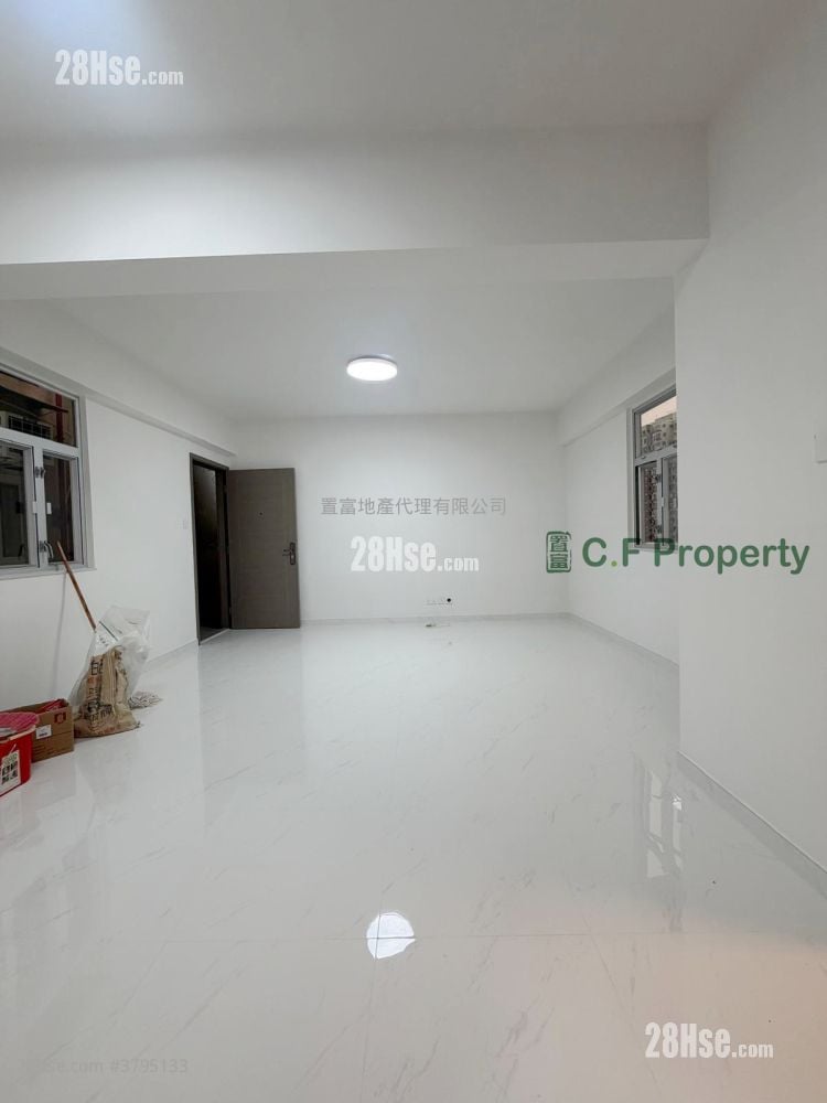 Hip Tak Building Sell 3 Bedrooms , 1 Bathroom 499 ft²