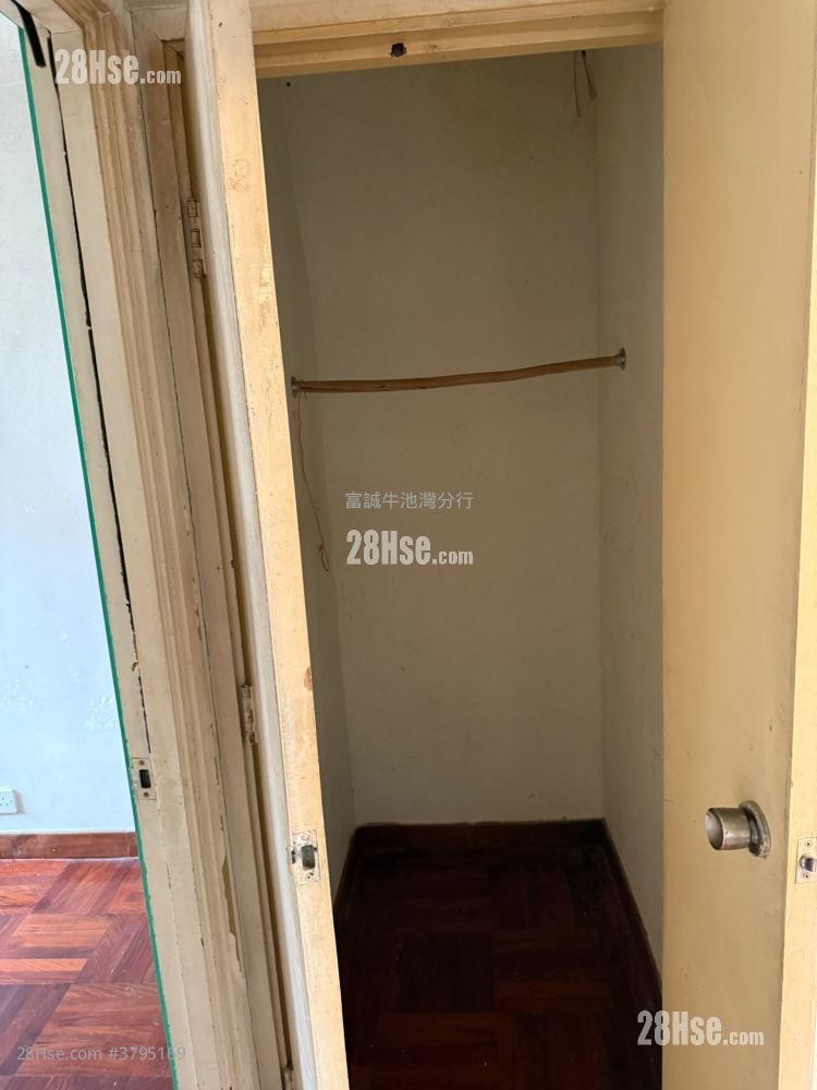 King Lai Court Sell 3 Bedrooms , 1 Bathroom 645 ft²