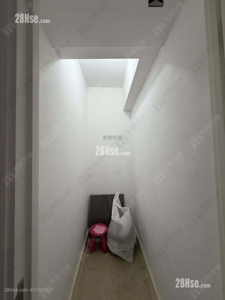 The Capitol Sell 3 Bedrooms , 2 Bathrooms 704 ft²