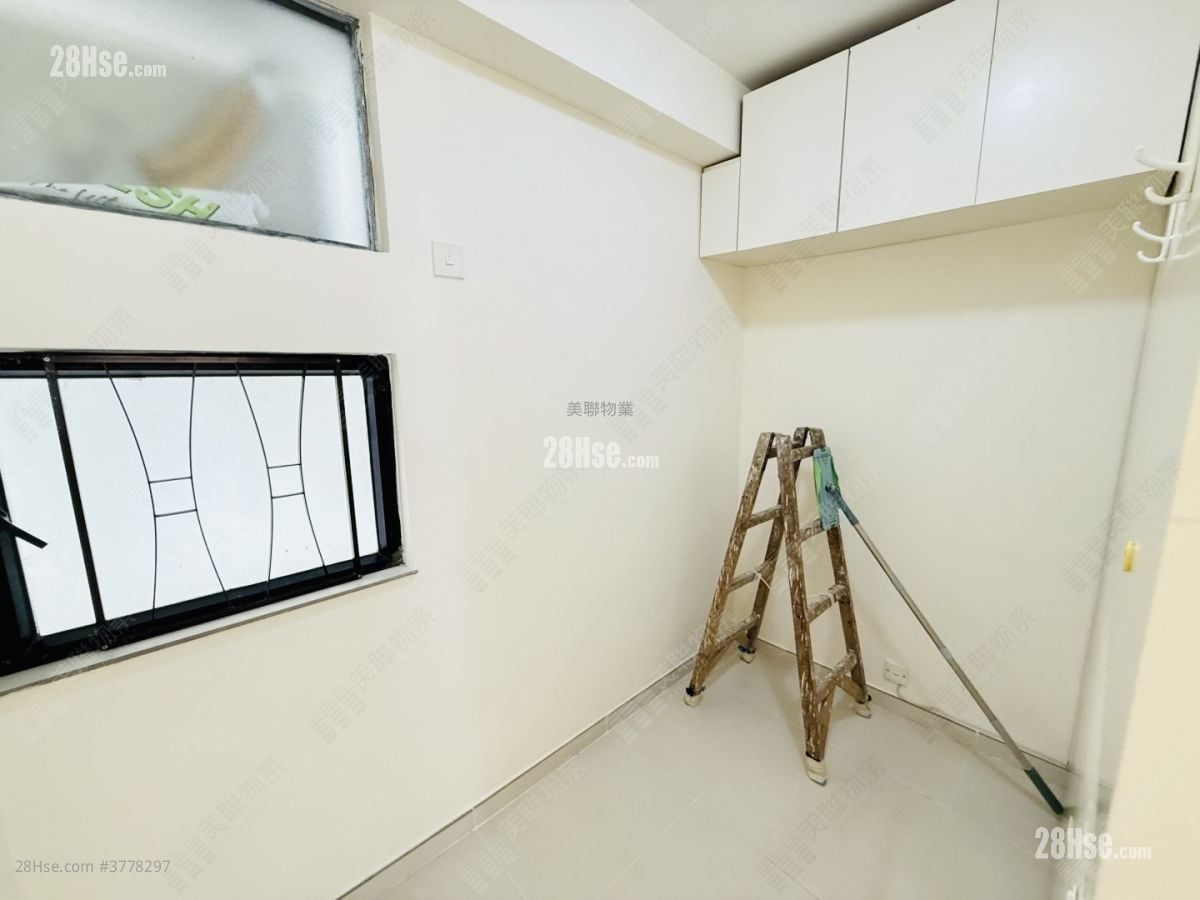 Kornhill Sell 3 Bedrooms 594 ft²