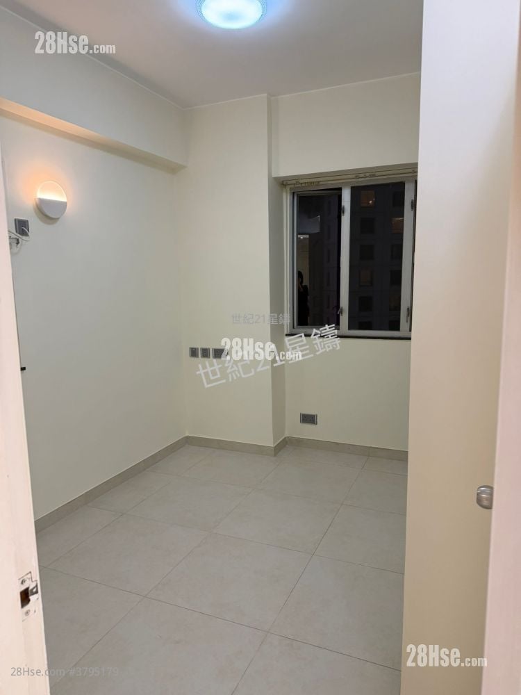 Tonnochy Towers Rental 3 Bedrooms , 1 Bathroom 419 ft²