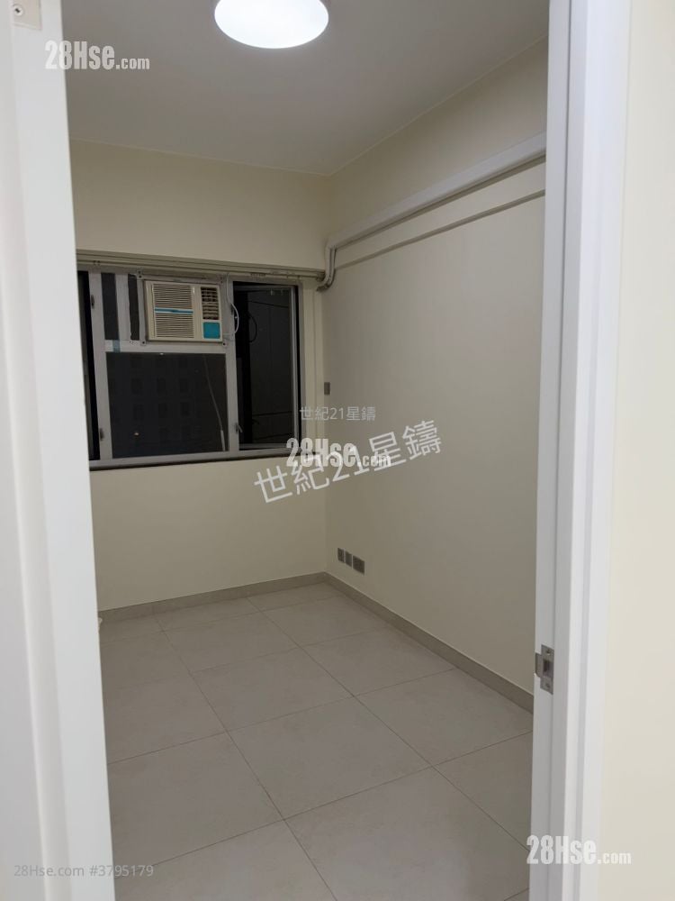 Tonnochy Towers Rental 3 Bedrooms , 1 Bathroom 419 ft²