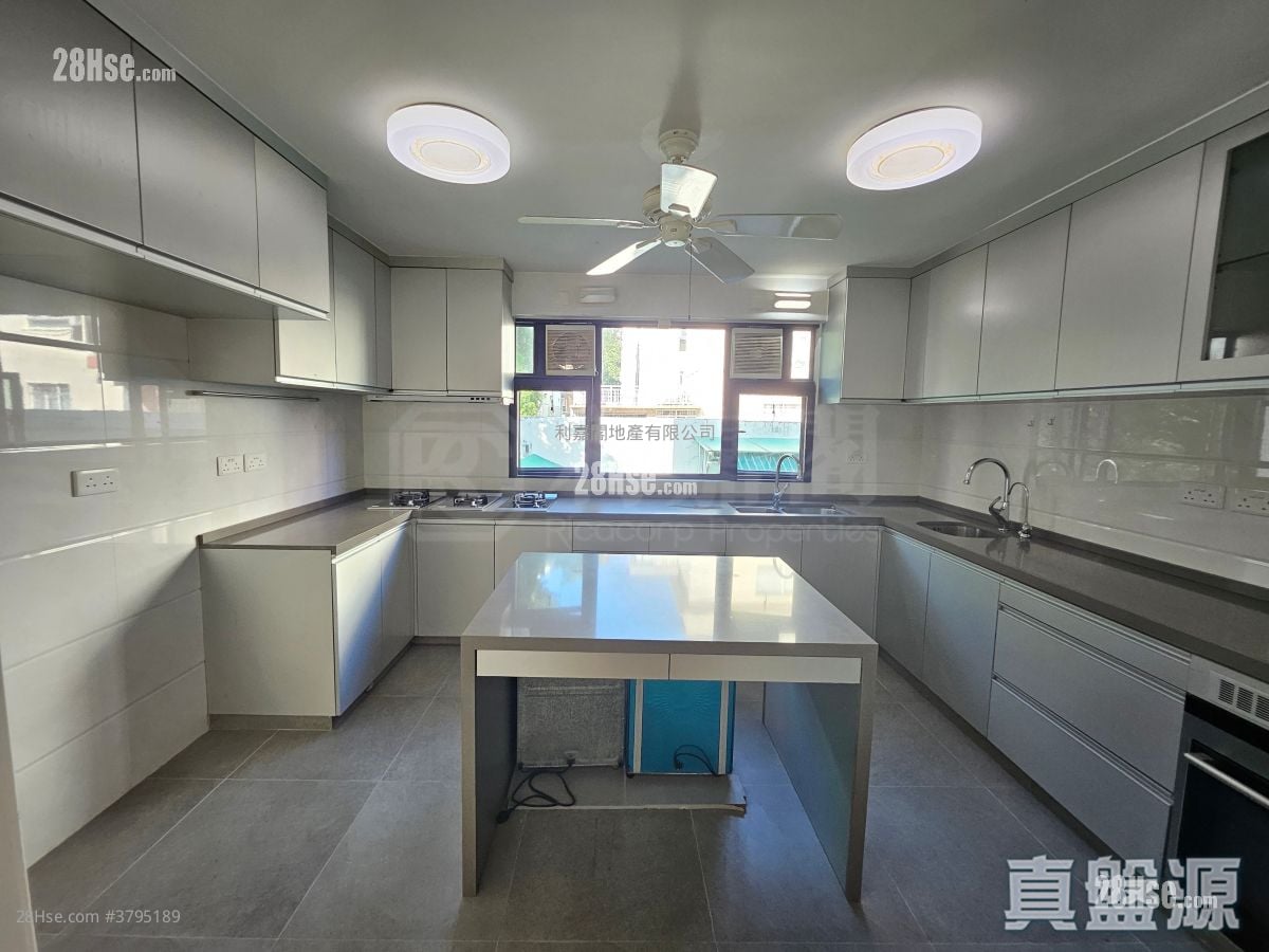 Conwell Villa Rental 1,802 ft²