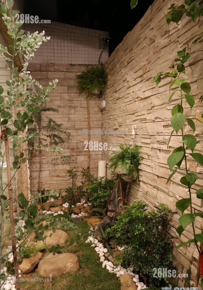 Conwell Villa Rental 1,802 ft²