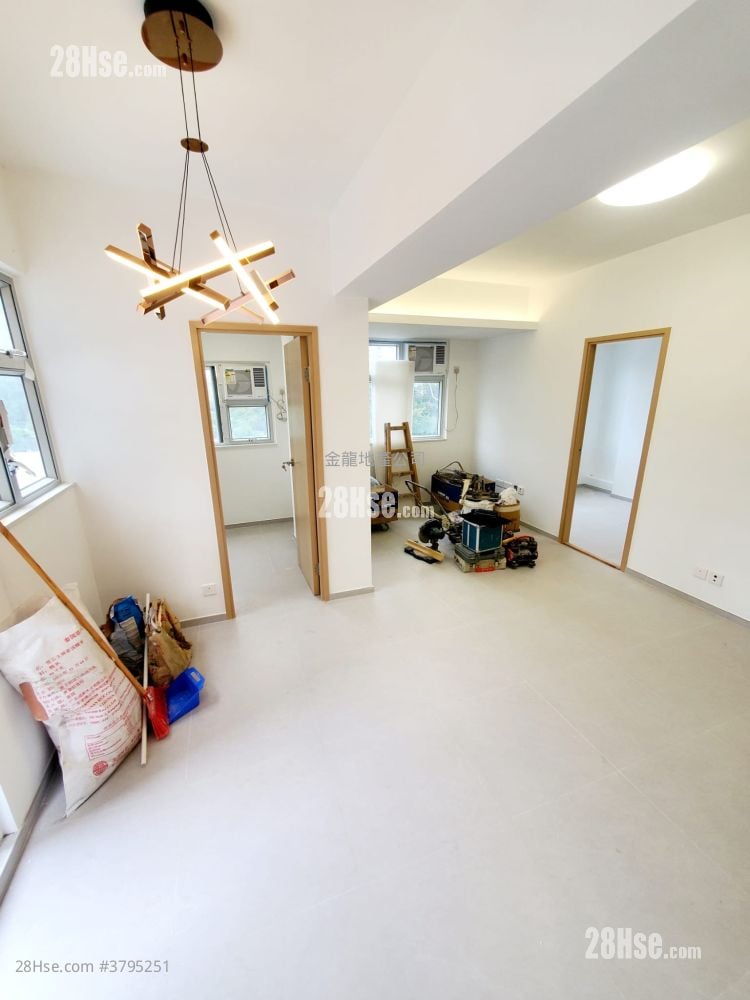 Wah To Building Sell 3 Bedrooms , 1 Bathroom 492 ft²