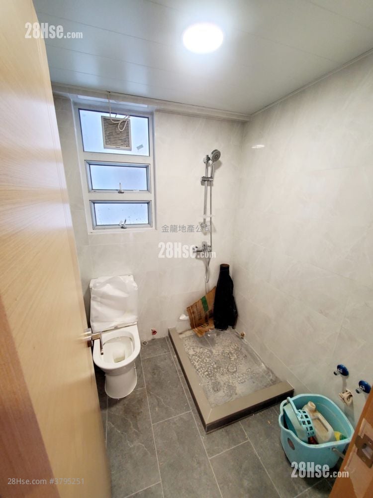 Wah To Building Sell 3 Bedrooms , 1 Bathroom 492 ft²