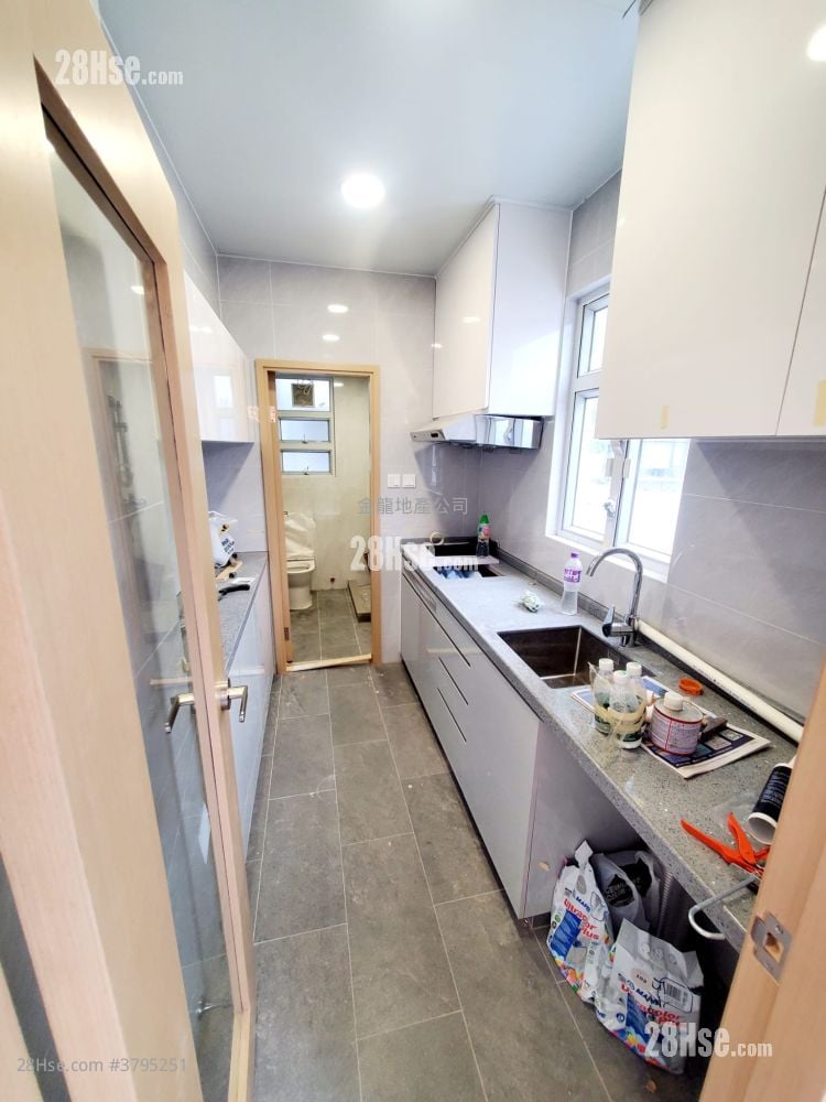 Wah To Building Sell 3 Bedrooms , 1 Bathroom 492 ft²