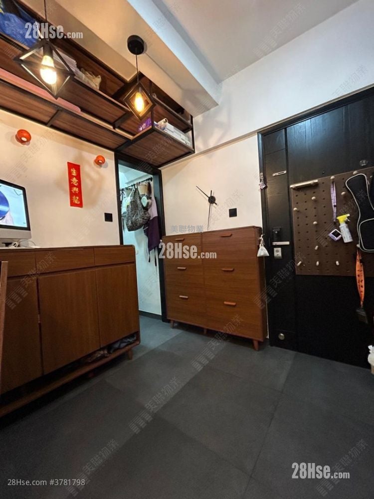 Wai Wah Centre Sell 2 Bedrooms , 1 Bathroom 358 ft²